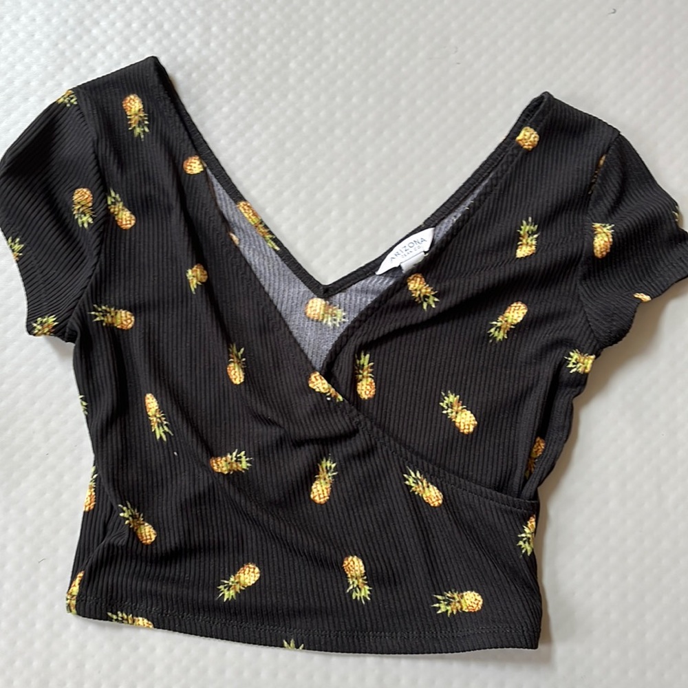 Arizona deep v-neck black tee with pineapple design
